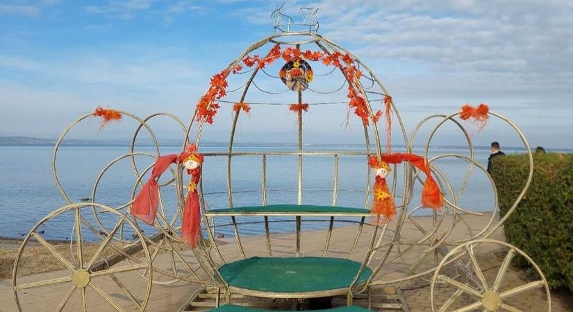 Ezen a balatoni strandon néhány percre hercegnőnek érezheted magad