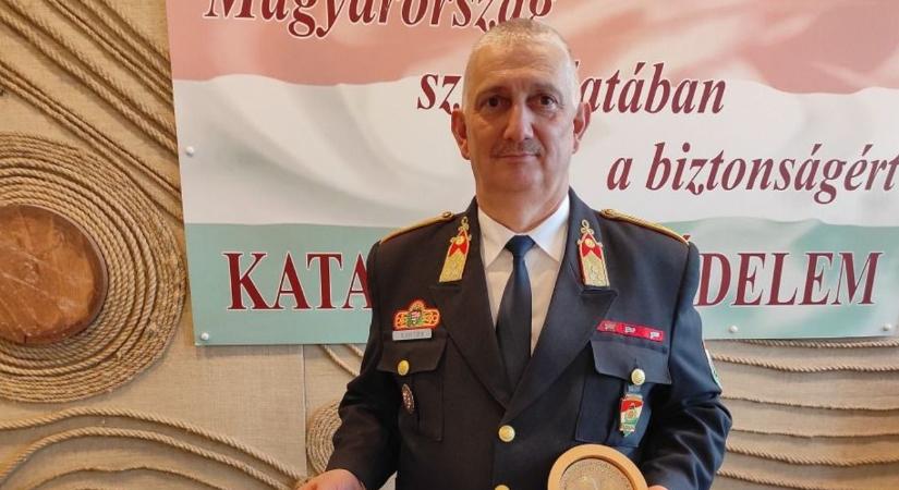 Cianidszennyezés, árhullámok, belvíz – Emlékplakettet kapott Buzás Tibor