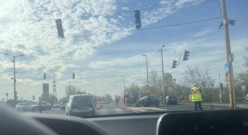 Óriási a dugó: két autó ütközött össze a 83-ason, Győrnél - fotók