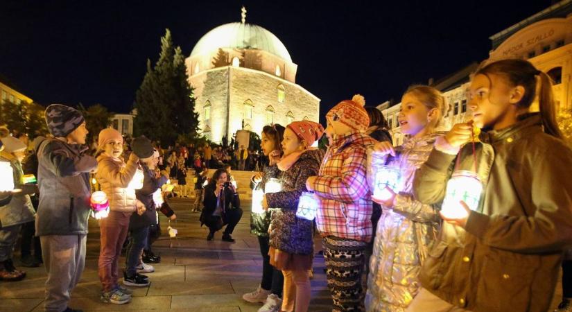 Több száz gyermek világítja be Pécs főterét Márton napján