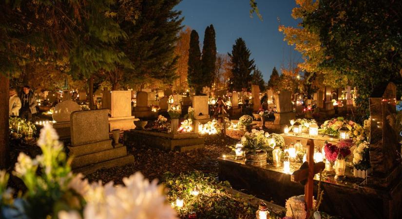 Százezernyi mécses ragyogta be a temetőket