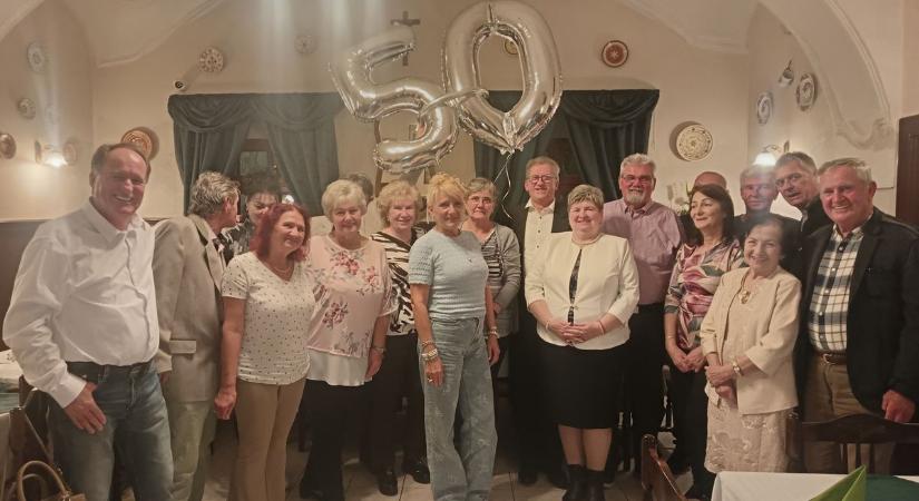 Fél évszázada ballagtak, most újra találkoztak az egykori diákok Mosonmagyaróváron