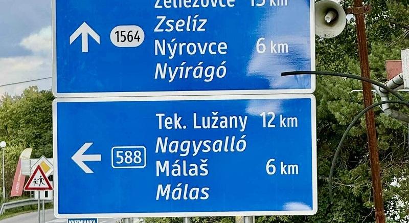 Machala toporzékolása ellenére újabb magyar–szlovák kétnyelvű táblák jelennek meg az út mellett