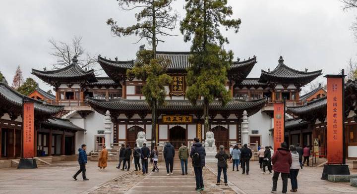 Ezt a két szobrot évszázadok óta mindenki fel akarja pofozni: meglepő oka van