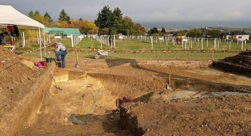 Rohonc: meglepő eredményeket közöltek a tömegsír feltárásáról