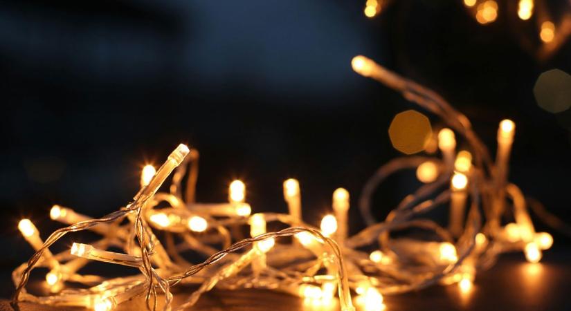 Felrakták a karácsonyi fényeket az egyik szombathelyi áruháznál