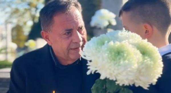 Politikai pedofília Fidesz-módra: temetőben, gyerekkel a 14. havi nyugdíjról