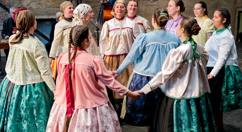 A Hajnalcsillag Néptáncegyüttes csopotjainak fellépése a 24. Orsolya-napi Vásáron