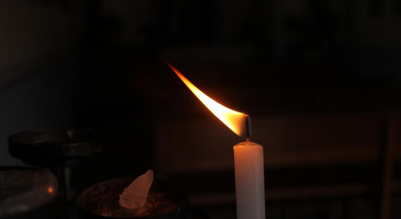 „Feltették az ágyra és betakarva hagyták ott” – amikor már a mentők sem tudnak segíteni