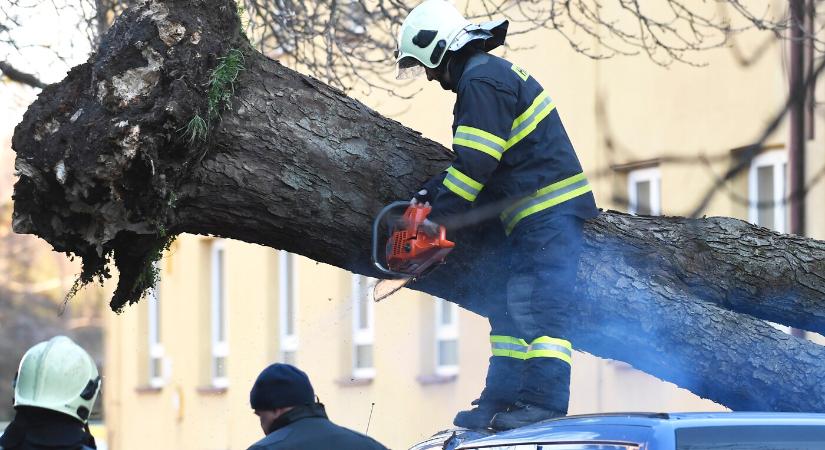 Viharral és orkánerejű széllel jön a lehűlés – itt fog lecsapni (TÉRKÉP)