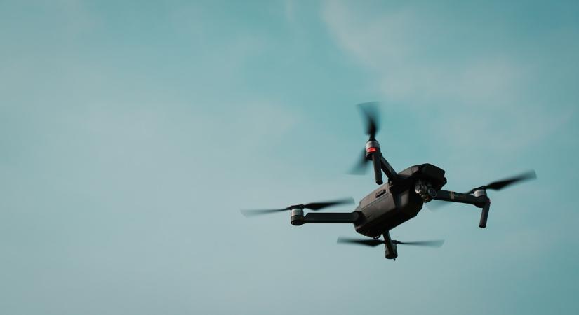 Rejtélyes drónok a légibázis felett: helikopterrel üldözték, de megléptek