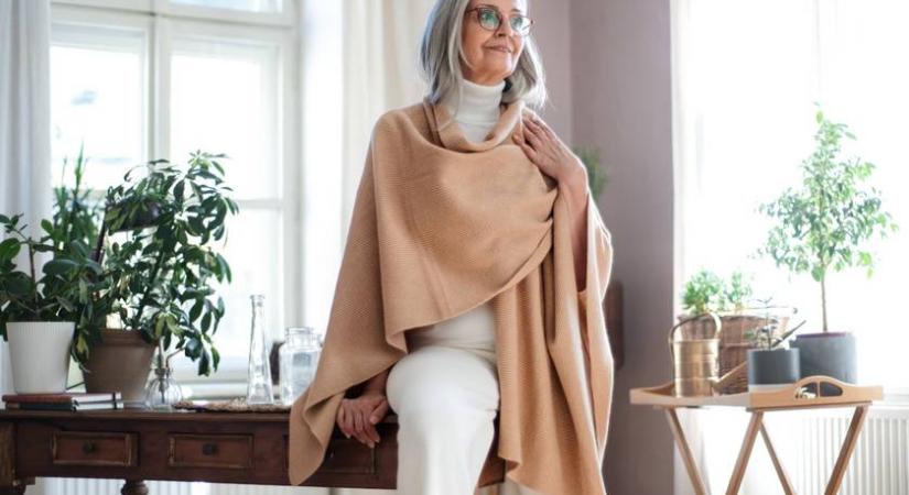 10 másodperc alatt átírja a stílusod ez a szimpla trükk: így lesz sikkes poncsó a sálból