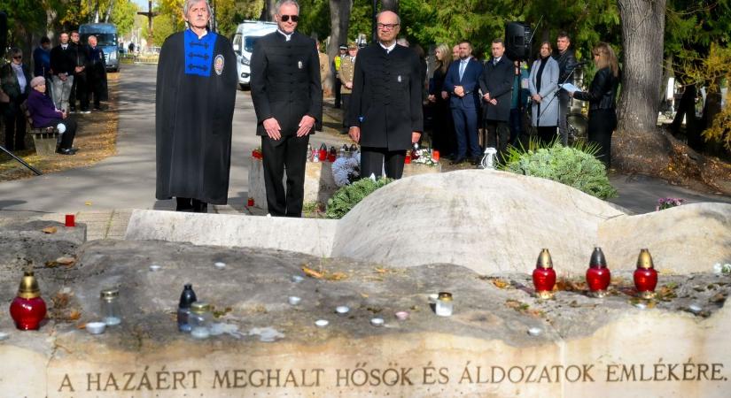 Virágok és gyertyák: hősi halottakra emlékeztek a nádorvárosi temetőben - fotók