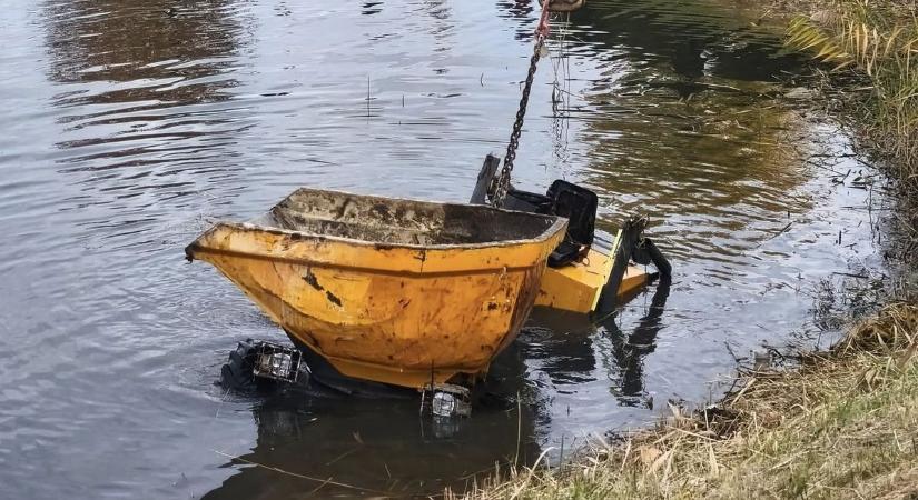 A tóba, majd a rendőrségre vezetett a mindenszenteki jaszkari