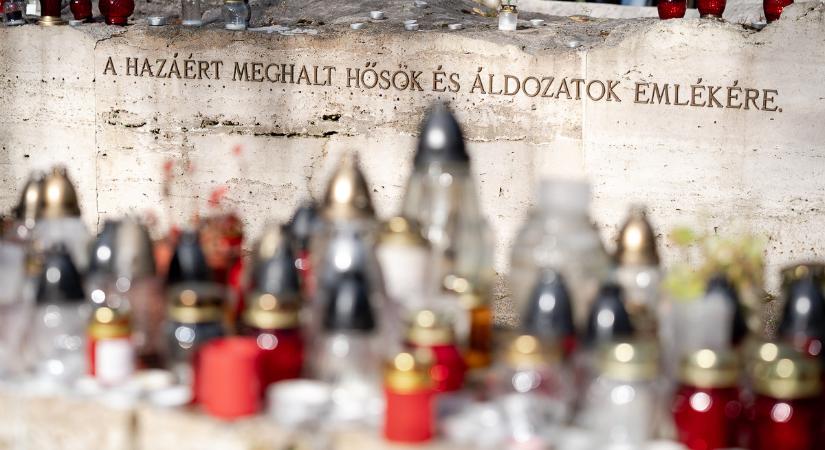 „Emlékezzünk azokra, akik már nincsenek velünk” – városi megemlékezés a Nádorvárosi köztemetőben