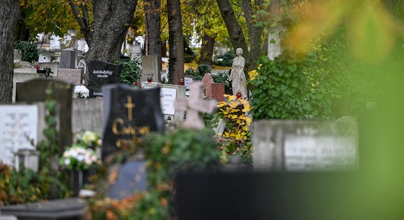 A temetőből hirdette a kormány legújabb nyugdíjtervét a fideszes képviselő