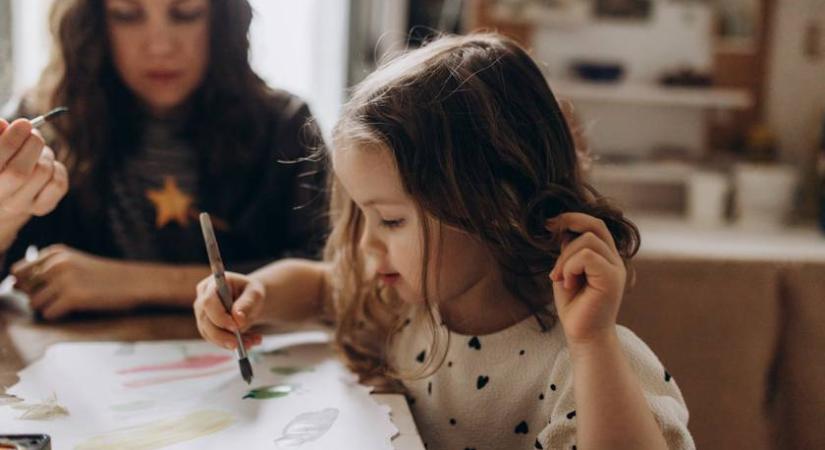 Le fog esni a gyerek álla, ha megtanítod erre a trükkre: csak egy citrom és egy papírlap kell a varázslathoz