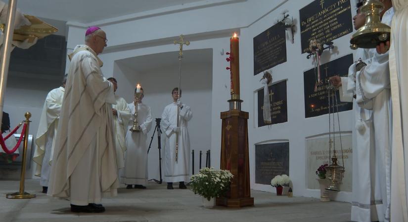 Az egriek nemrég elhunyt szeretett segédpüspökéről is megemlékeztek az érseki misén