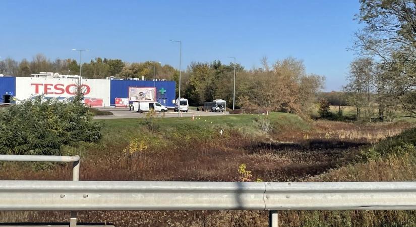 Elárulta a rendőrség, mi történt tegnap a sárvári Tesconál