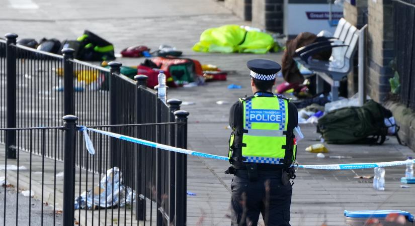 A rendőrség szerint nem terrorcselekmény a vonaton elkövetett késes támadás