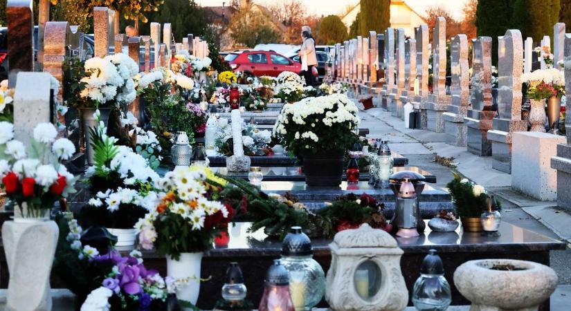 Mécsesek között – Paks halottak napján