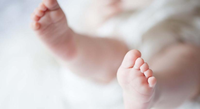 Eladták a 3 hetes gyereküket, hogy autót vásárolhassanak