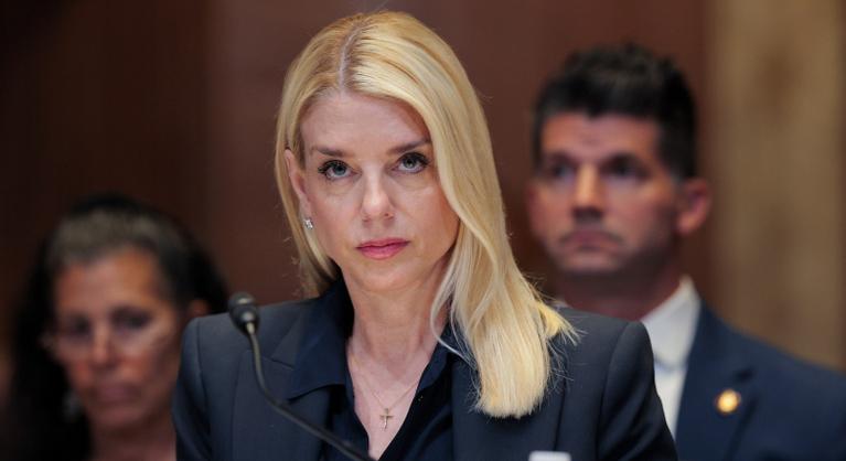 Vérdíjat tűztek ki egy magas rangú politikus fejére, az FBI azonnal lecsapott