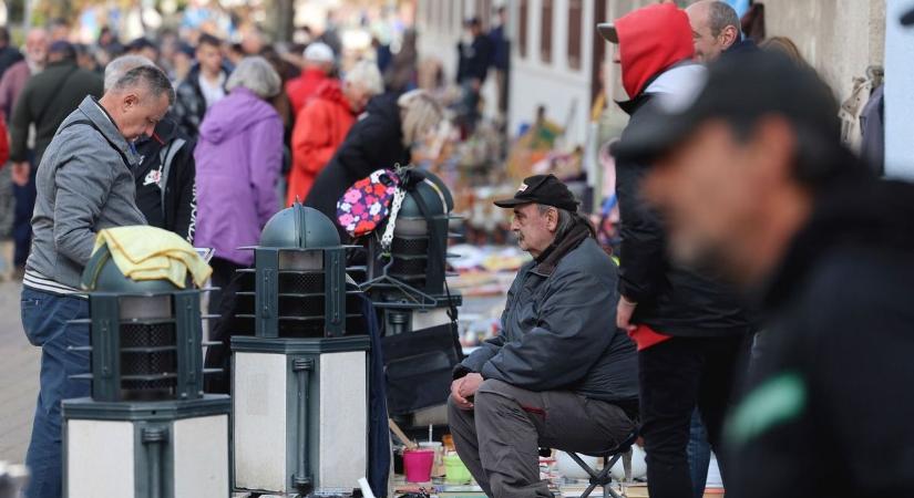 Ennyi embert rég látott Miskolc belvárosa! A novemberi régiségvásár tömegeket vonzott - képek, videó