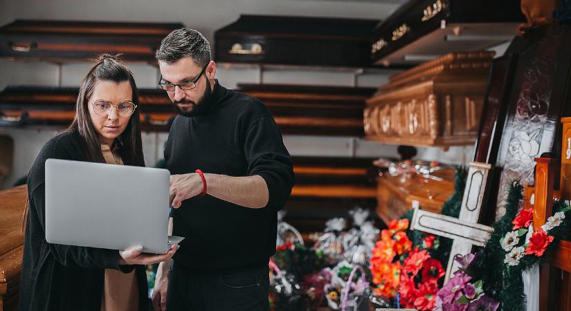 Ellenáll a válságnak a kegyeleti iparág, bár egyre jobban hiányzik a szakképzett munkaerő