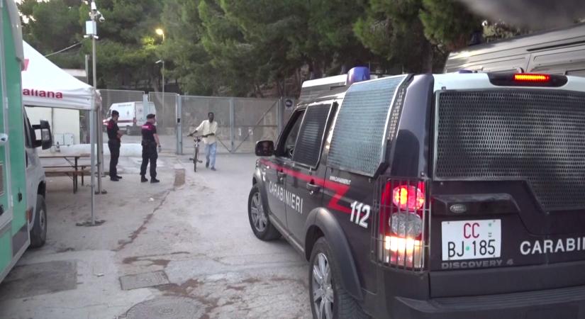 Feljelentette az olasz miniszterelnököt egy férfi, miután egy kiutasított migráns megtámadta  videó