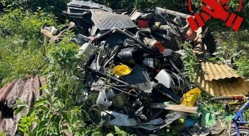 Milliós büntetést kockáztatsz, ha az udvaron szereled a kocsid – engedély nélkül vége a jó világnak