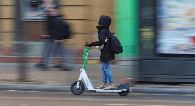Egyre durvább helyeken hagyják a közösségi rollereket Egerben