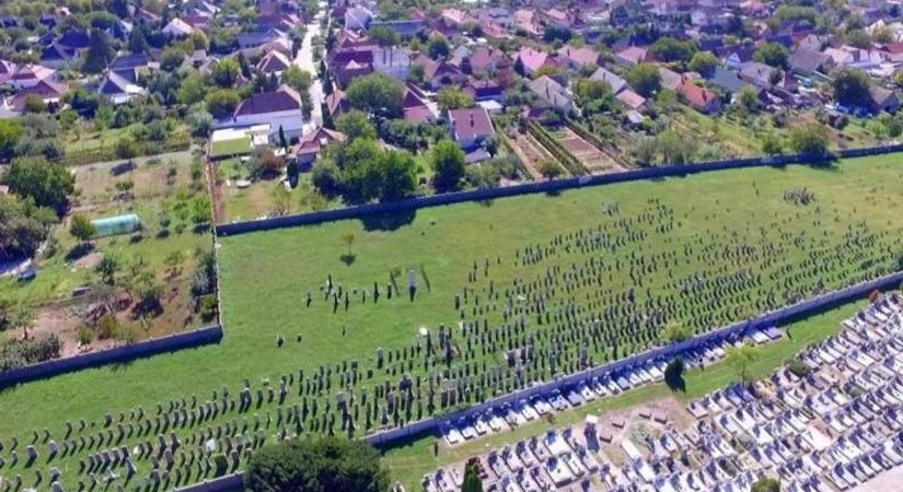 Zarándokok fogadására alkalmas emléktér épülhet a paksi zsidó temetőben