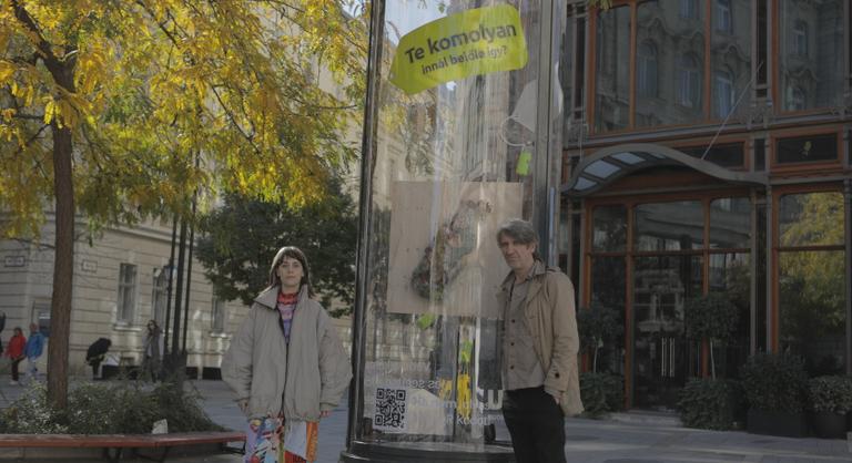 Üvegszilánkos fejhallgató és tojáshéjas pulóver