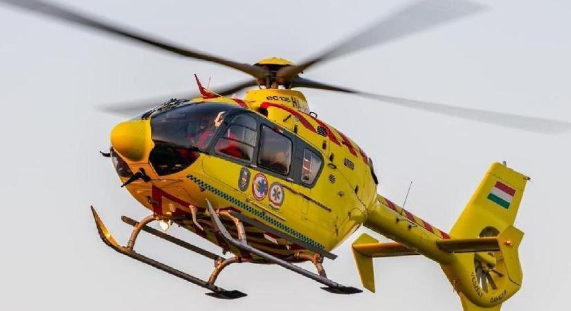 Mentőhelikopter szállt le a 65-ösön: autós és motoros ütközött