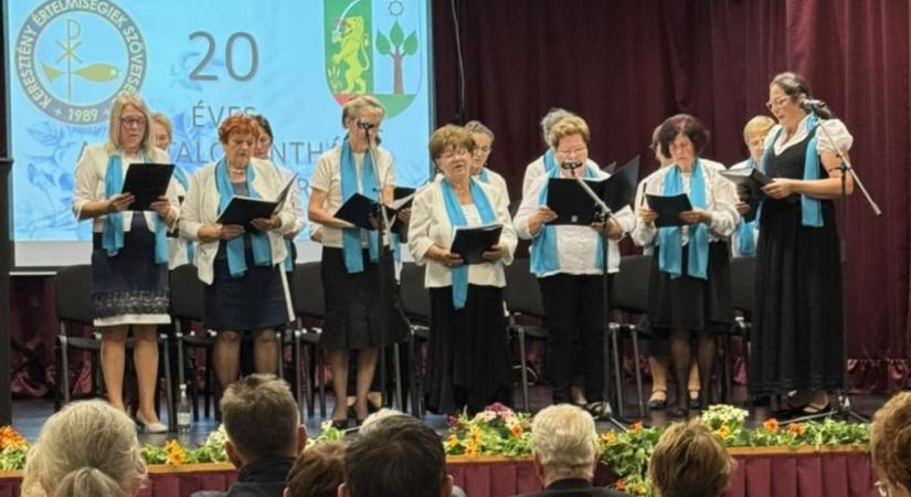 Morzsák külön-külön, de együtt kenyerek