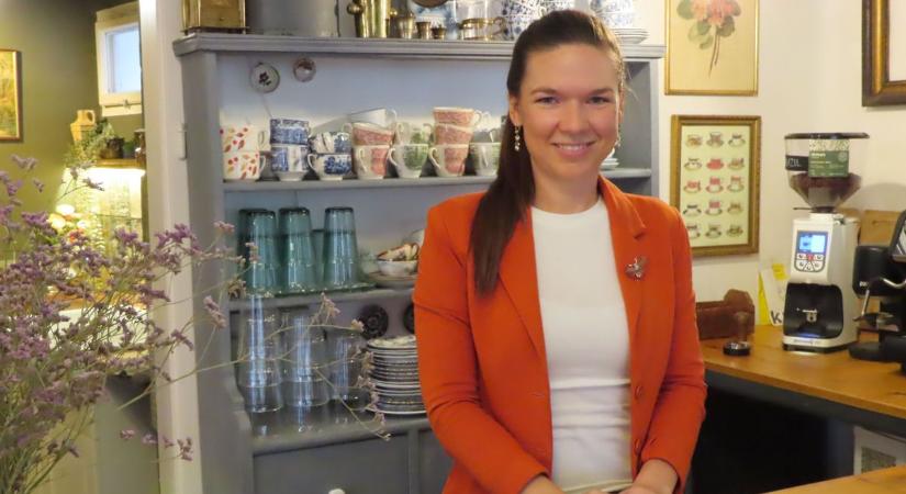 Egy eldugott vásárhelyi zsákutca végén különleges élmények várnak egy kávézóban – galériával