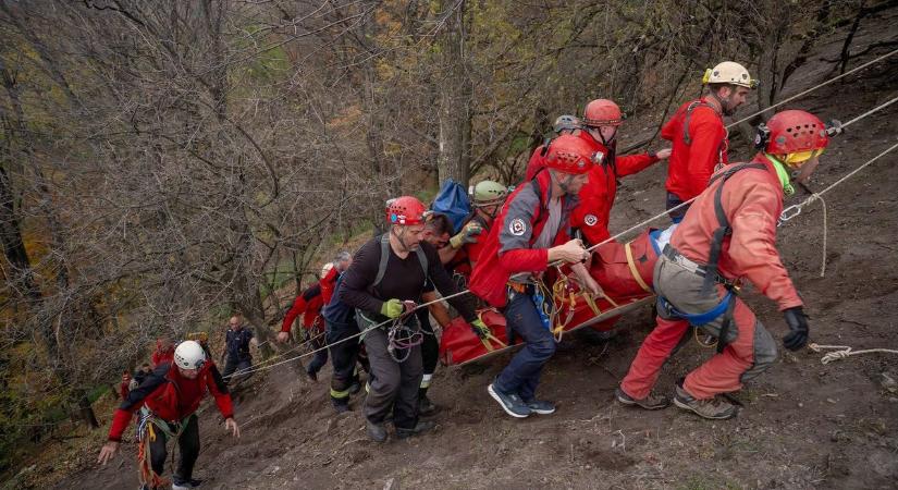 24 barlangi mentőt, tűzoltókat, légimentőt riasztottak a Dunakanyarba