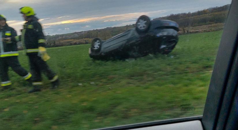 A szántóföldön állt meg az autó, le kellett zárni az utat