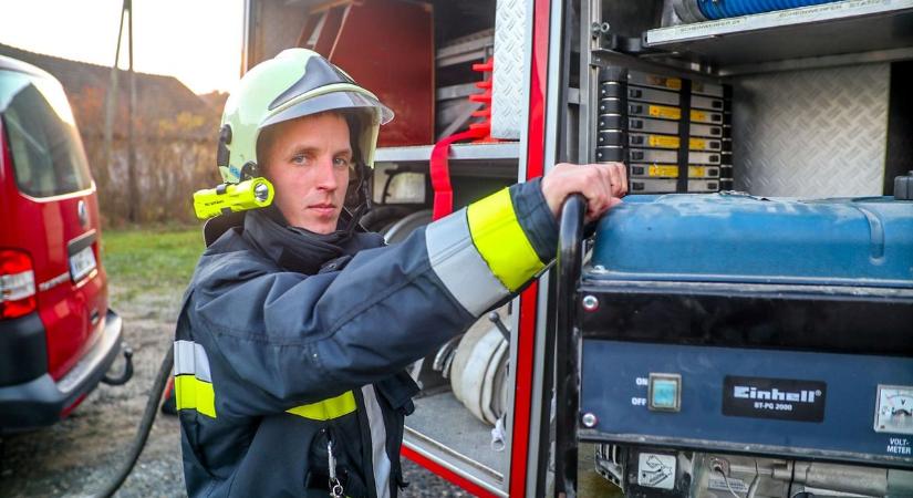 Bokrok gyulladtak ki Balatonlellén, a lakóház is veszélyben van