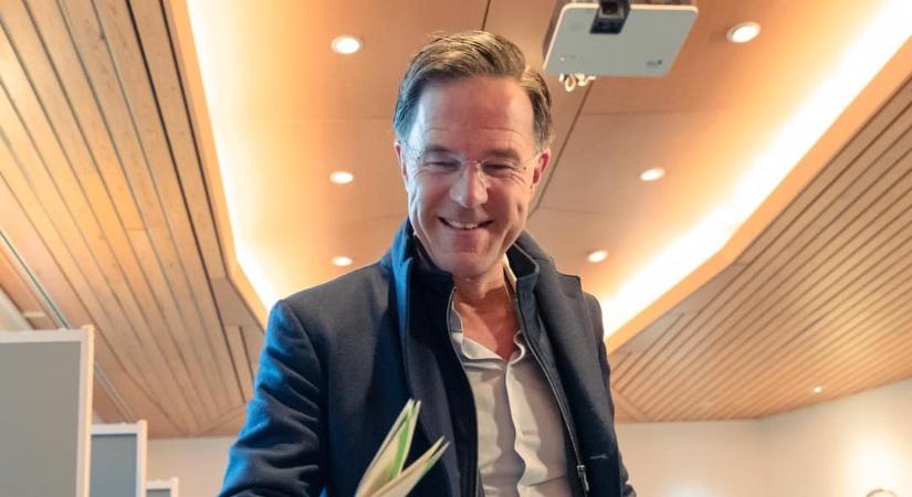 Az amerikai csapatok létszámcsökkentésének bejelentését követően Romániába látogat a NATO-főtitkár