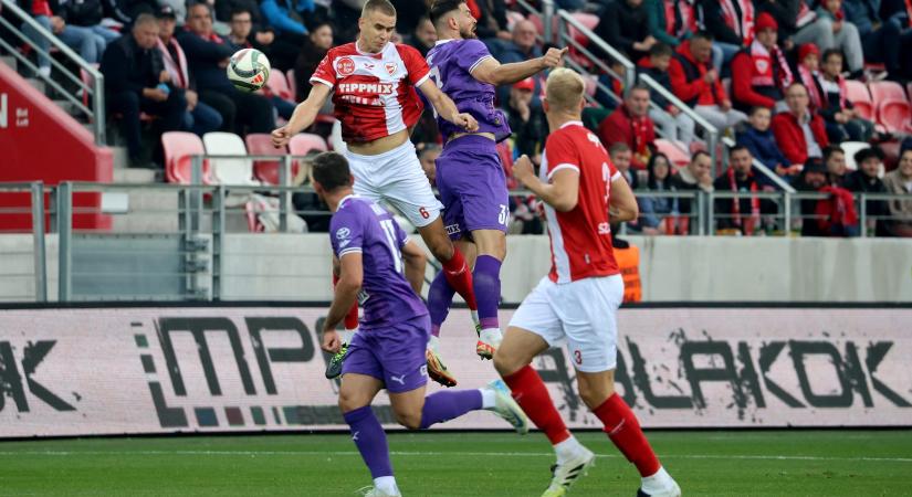 VAR-dömping, megismételt 11-es, kapufák: Az Újpest 10 emberrel is győzött Diósgyőrben - videó