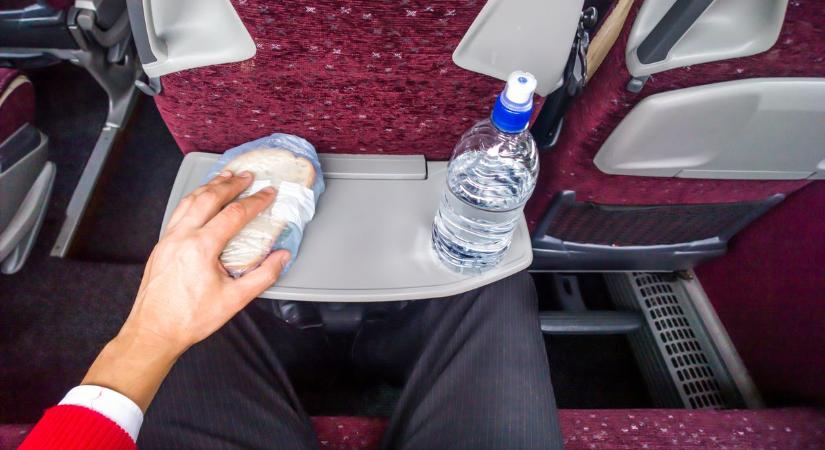 A gyerek késsel vágta el a száját, más pedig koszos pelenkát hagyott fent a buszon. Olvasóink és buszsofőrök reagáltak