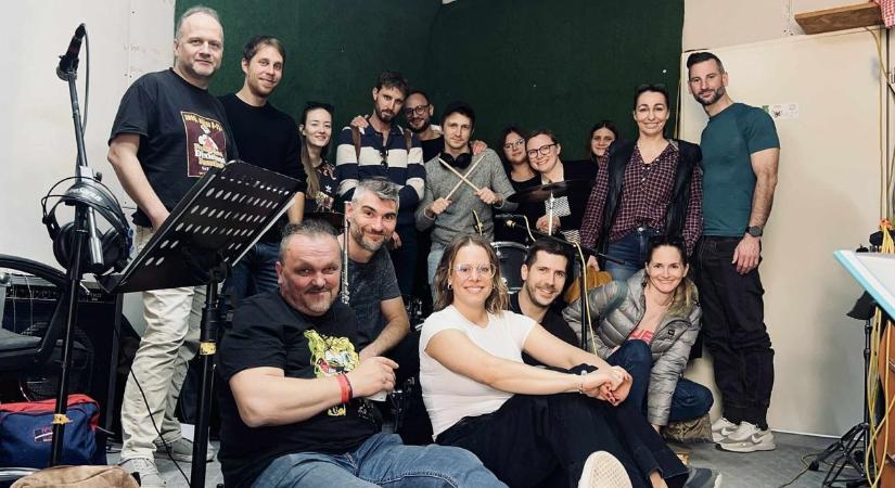 Telt ház előtt játszották a Rumini Tükör-szigeten előadást a Várkert Bazárban