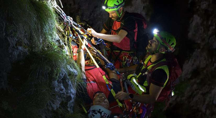 Veszélyes szakaszon keresik a hegyimentők az eltévedt ukránokat – Az egyik férfi sérült