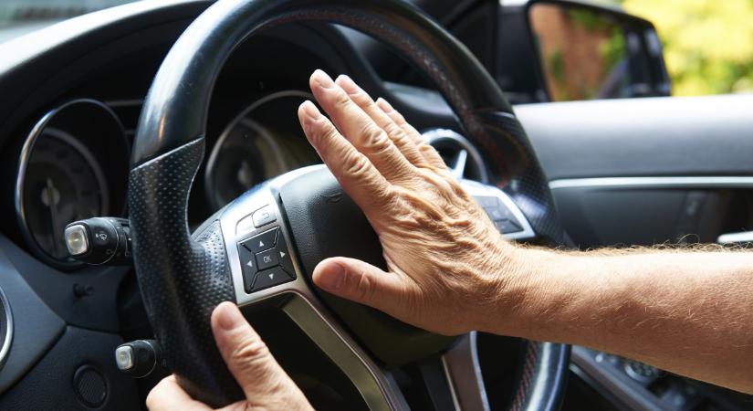 Közlekedéspszichológus: itthon stigma lenne a kezdő és az idősebb vezetők kötelező matricája