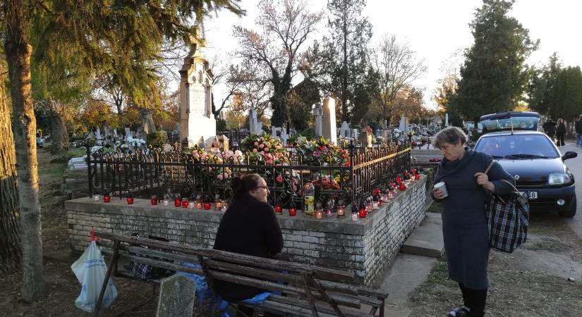 Milliónyi csillag gyúlt a vásárhelyi temetőkben a Halottak napján