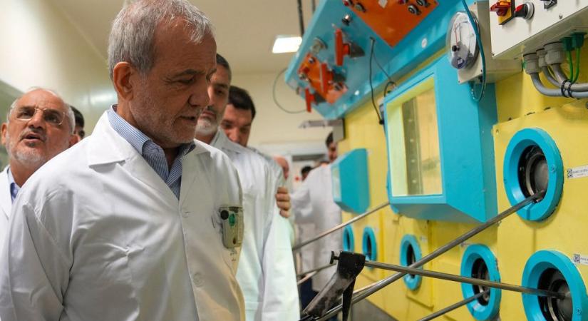 Irán újjáépíti az USA és Izrael által lebombázott nukleáris fejlesztési központjait