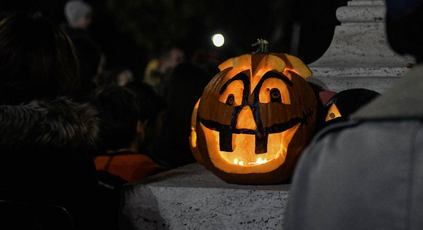 Eltűntek Zebegény főteréről a haláltökök, csak az őket betiltó polgármester hivatala előtt vigyorog még egy