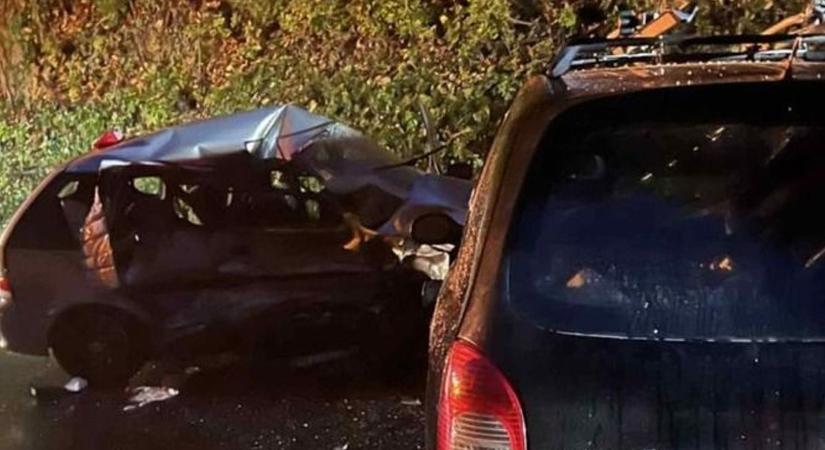 Összeütközött két autó az elkerülőn, lezárták az egyik sávot